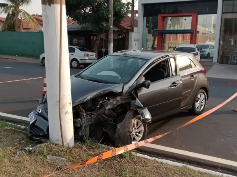 Fala Matao - Motorista sofre mal súbito e colide com poste na Avenida Baldan