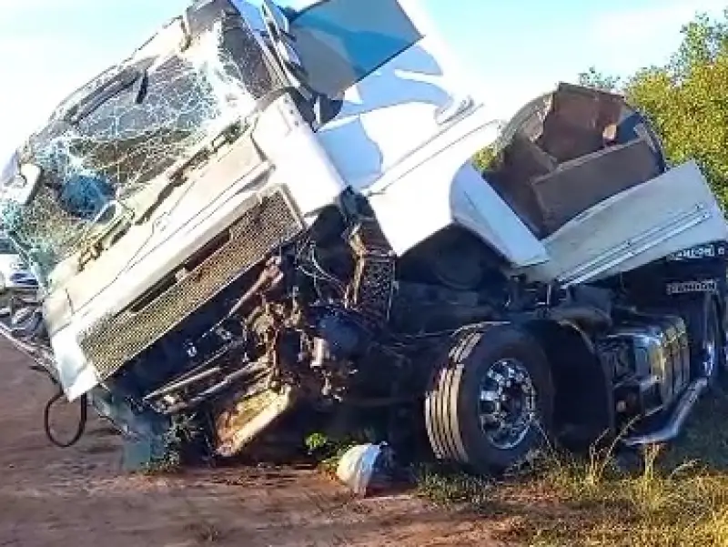 Fala Matao - Colisão traseira entre caminhões na SP-310 em Matão deixa motorista ferido
