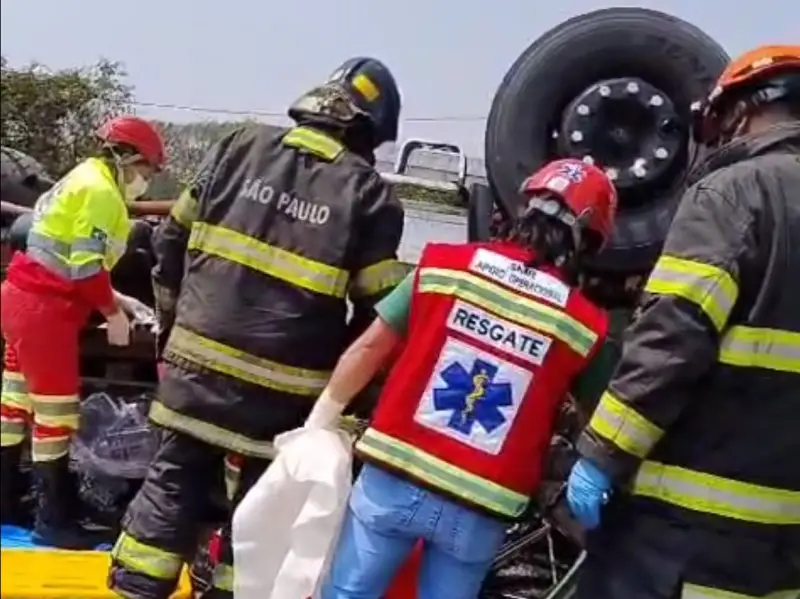 Fala Matao - Caminhão carregado com galões de água tomba na rodovia Washington Luís