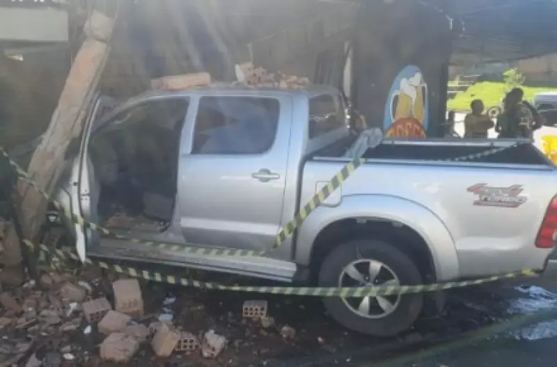 Fala Matao - Fuga resulta em colisão de caminhonete roubada em Ibitinga